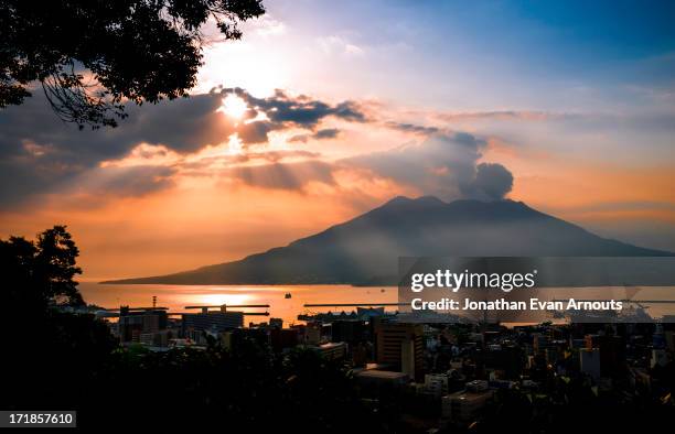 sunrise over sakurajima - 鹿児島 ストックフォトと画像