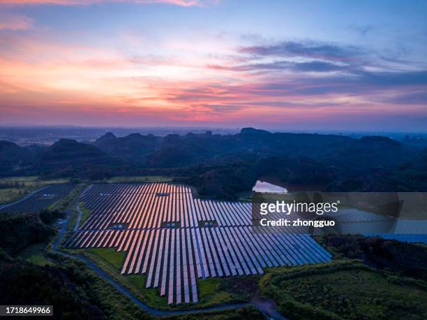 luftaufnahme eines solarkraftwerks bei nacht - solar power station stock-fotos und bilder