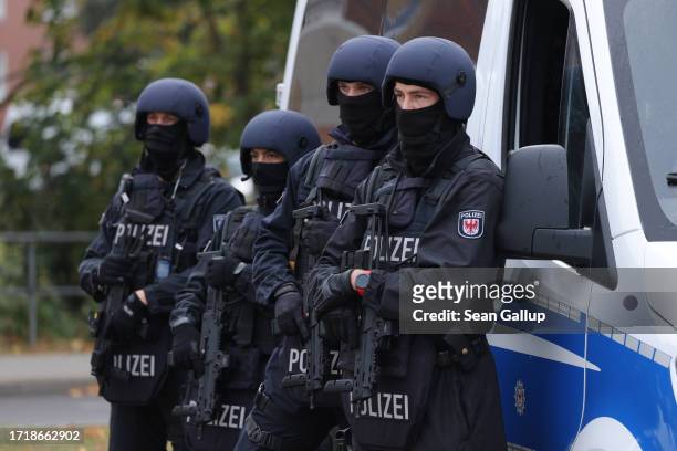 Heavily-armed German police look on at a temporary border checkpoint as vehicles arrive from Poland on October 05, 2023 in Frankfurt an der Oder,...