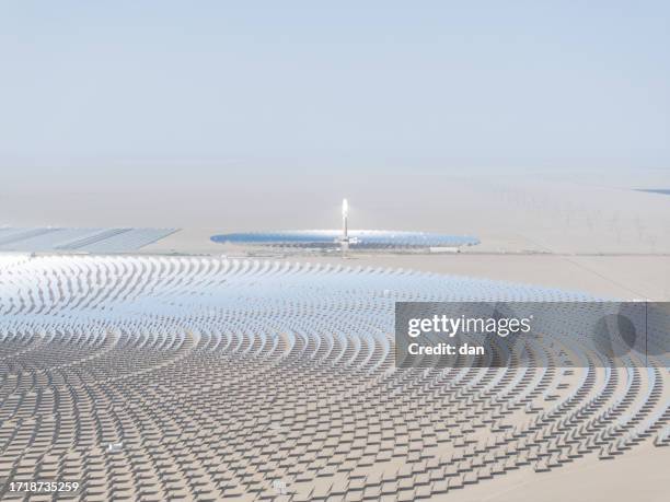 concentrated solar thermal power plant: the new revolution in green electricity - 大組物體 fotografías e imágenes de stock