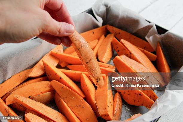 sweet potatos - yam plant stock pictures, royalty-free photos & images