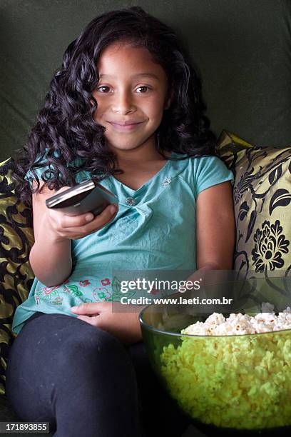 child watching tv - assistindo tv stockfoto's en -beelden