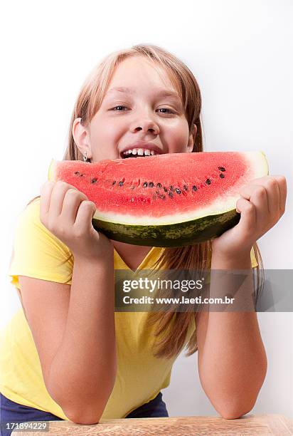 child eating watermelon - comendo 個照片及圖片檔