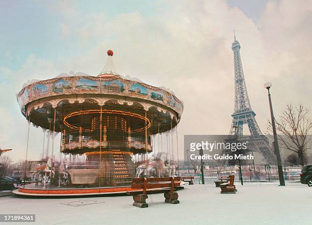 swing caroussel and  eiffel tower. - carousel horse stock pictures, royalty-free photos & images