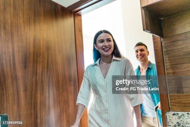 paar betritt das zimmer im hotel - hotelzimmer tür stock-fotos und bilder