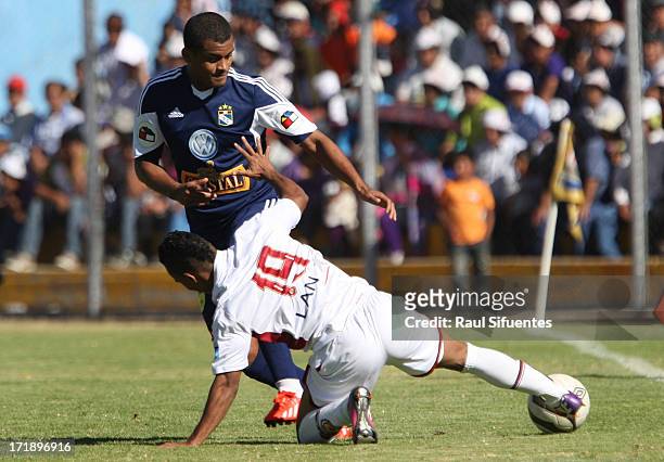 Nelinho Quina of Sporting Cristal fights for the ball with Andres Arroyave of Inti Gas during a match between Inti Gas and Sporting Cristal as part...