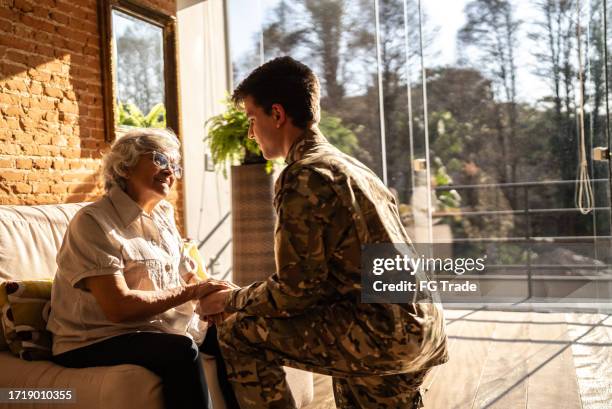 soldato dell'esercito che parla con sua nonna a casa - dispiegamento di forze armate foto e immagini stock