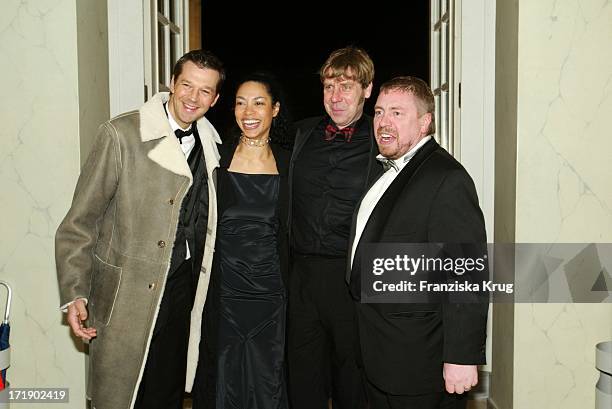 Kai Wiesinger Mit Ehefrau Chantal De Freitas Uwe Und Armin Rohde Bei Der Wohltätigkeitsveranstaltung "Cinema For Peace" Am Rande Der 54. Berlinale Am...