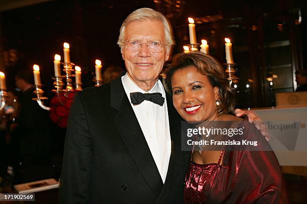 Karlheinz Böhm Und Seine Ehefrau Almaz Böhm Bei Der 1. Wiener Ballnacht Zugunsten Der "Menschen Für Menschen Stiftung" In Berlin