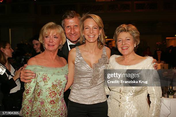 Liz Mohn, Ulrich Wickert Mit Ehefrau Julia Und Marie Luise Marjan Bei Der Charity Gala "Cinema For Peace" Im Konzerthaus Am Gendarmenmarkt In Berlin...