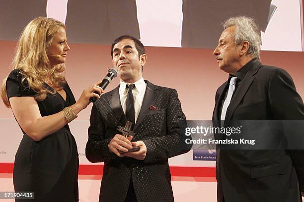 Barbara Schöneberger, Oscar Ortega Sanchez Und Wolfgang Stumph Bei Der Verleihung Des Felix Burda Awards Im Hotel Adlon Kempinski In Berlin .