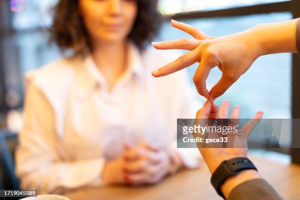 dos jóvenes hablan en lenguaje de señas - american sign language fotografías e imágenes de stock