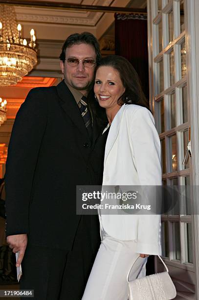 Björn Casapietra Mit Freundin Claudia Bei Der Berliner Nacht Der Rotkreuz Botschafter Im Deutschen Theater In Berlin Am 190604