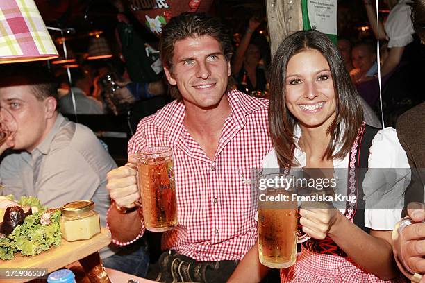 Mario Gomez Und Freundin Silvia Im Käfer Zelt Auf Dem Oktoberfest In München