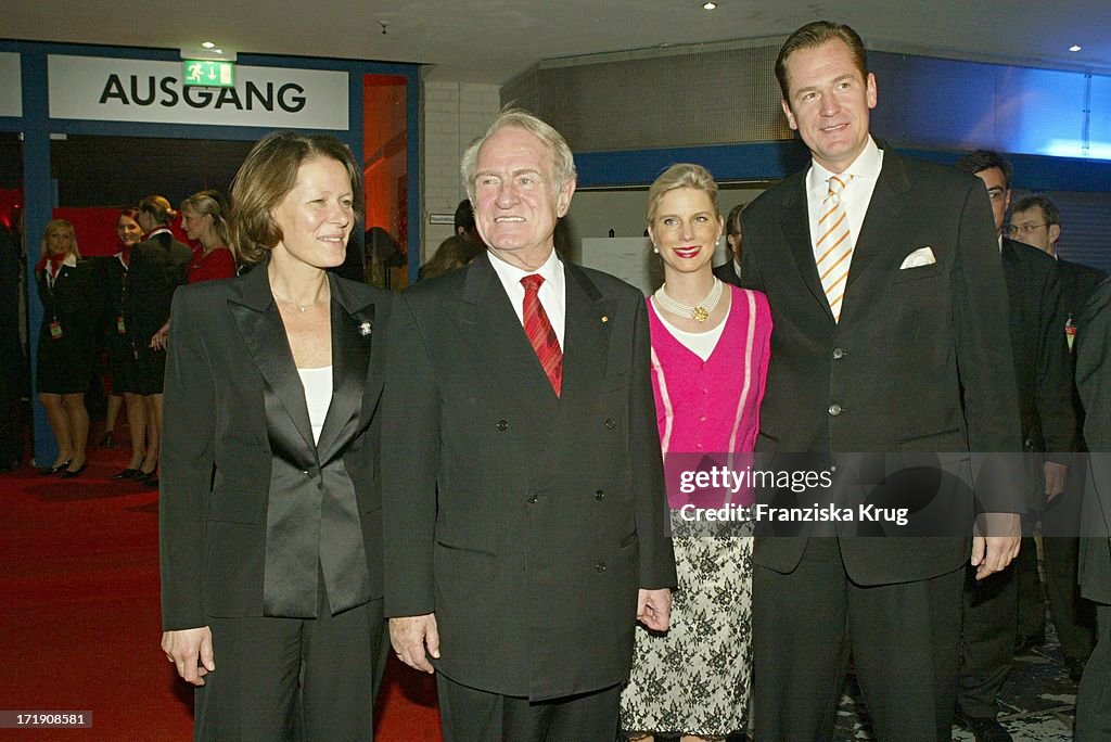 Bundespräsident Johannes Rau Und Ehefrau Christina Mit Dr Mathias ...