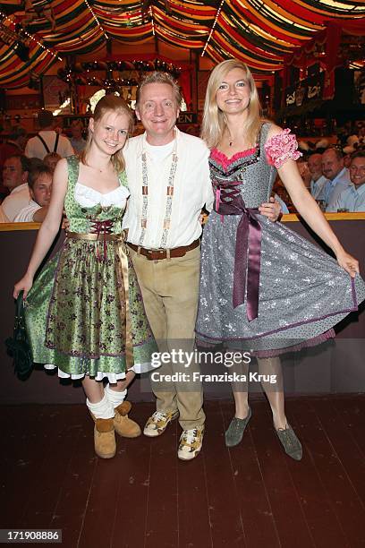 Michaela Merten Mit Ehemann Pierre Franckh Und Tochter Julia Beim "Gong Stammtisch" Im Hippodrom Beim Oktoberfest In München