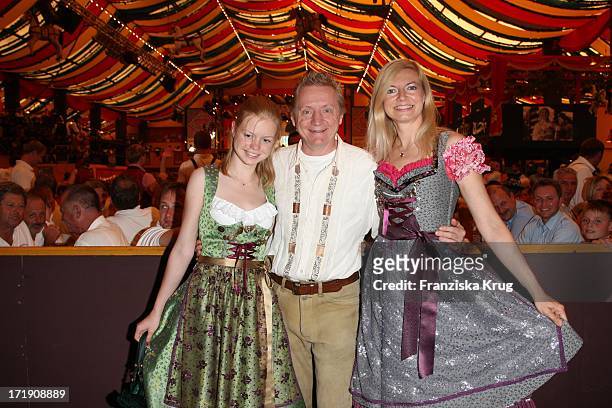 Michaela Merten Mit Ehemann Pierre Franckh Und Tochter Julia Beim "Gong Stammtisch" Im Hippodrom Beim Oktoberfest In München