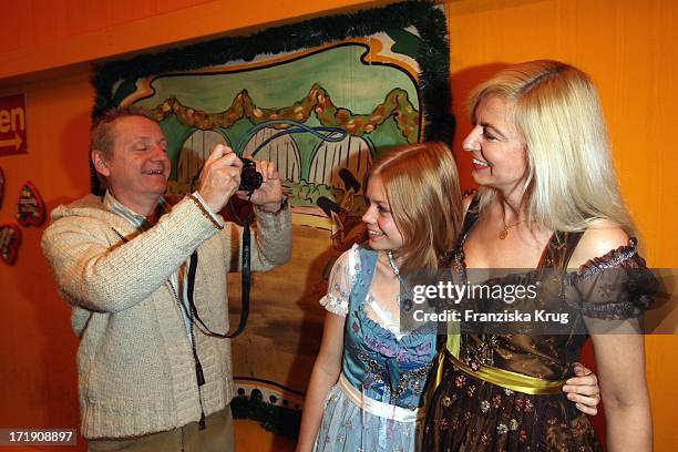 Michaela Merten Mit Ehemann Pierre Franckh Und Tochter Julia Im Hippodrom Beim Stammtisch Von "Die Aktuelle" Auf Dem Oktoberfest In München Am 210908