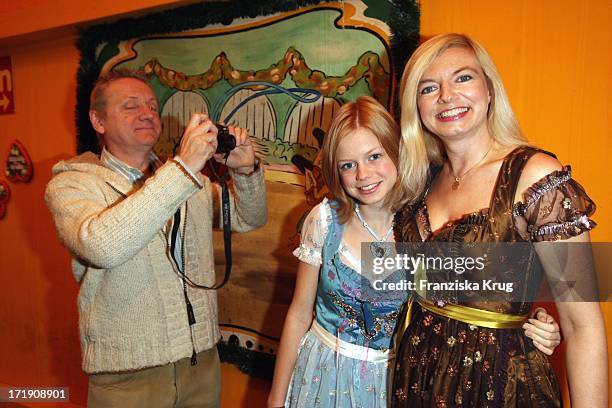 Michaela Merten Mit Ehemann Pierre Franckh Und Tochter Julia Im Hippodrom Beim Stammtisch Von "Die Aktuelle" Auf Dem Oktoberfest In München Am 210908