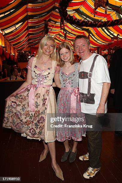 Michaela Merten, Tochter Julia Und Ehemann Pierre Franckh Beim Stammtisch Der Zeitschrift "Die Aktuelle" Im Hippodrom Auf Dem Oktoberfest In München...