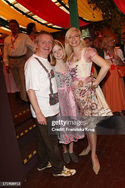 Michaela Merten, Tochter Julia Und Ehemann Pierre Franckh Beim Stammtisch Der Zeitschrift "Die Aktuelle" Im Hippodrom Auf Dem Oktoberfest In München...