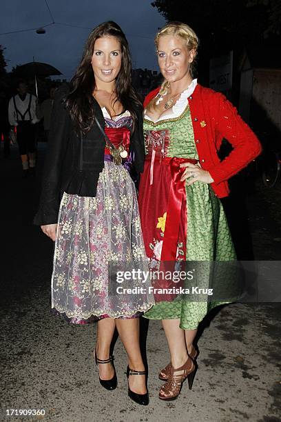 Charlotte Engelhardt Und Schwester Henriette Bei Der Becker Wies'N Im Hippodrom Auf Dem Oktoberfest In München