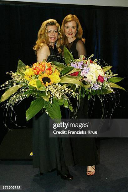 Christa Maar Und Susan Stahnke , Die Einen Kommunikationspreis Erhielt Für Ihre Im Tv Gesendete Darmspiegelung Bei "Stars Mit Mut" Gala Zugunsten...