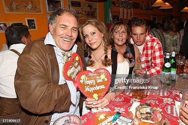 Christian Kohlund Und Ehefrau Elke Mit Sohn Luca Und Tochter Francesca Beim Oktoberfest Im Hippodrom Festzelt In München Am 190909