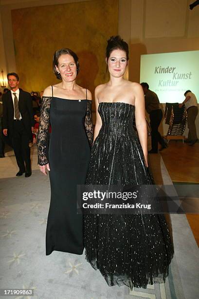 Christina Rau Mit Tochter Laura Bei Charity Modenschau Auf Schloss Bellevue