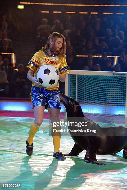 Die Fussballerin Nia Künzer Mit Der Seelöwennummer Bei Generalprobe Zu "Stars In Der Manege" Im Zirkus Krone Am 051203