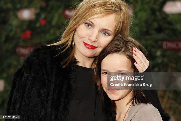 Nadja Uhl Und Stella Kunkat Bei Der Weltpremiere Des Kinofilms "Dschungelkind" Im Cinestar Im Sonycenter In Berlin .