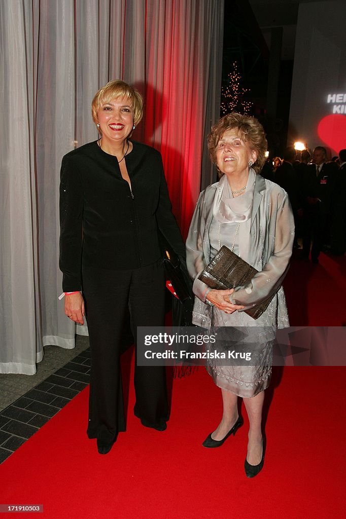 Claudia Roth Und Mutter Trude Roth Bei Der "Ein Herz Für Kinder