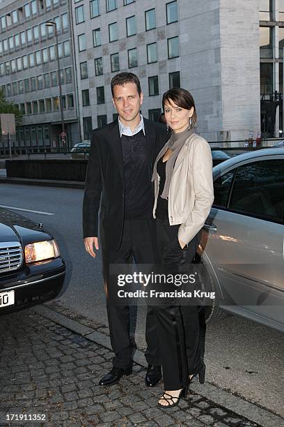 Oliver Bierhoff Und Ehefrau Klara Bei Der Vernissage "Männer Zeigen Strenesse - Die Deutsche Fussballnationalmannschaft Fotografiert Von Bryan Adams"...