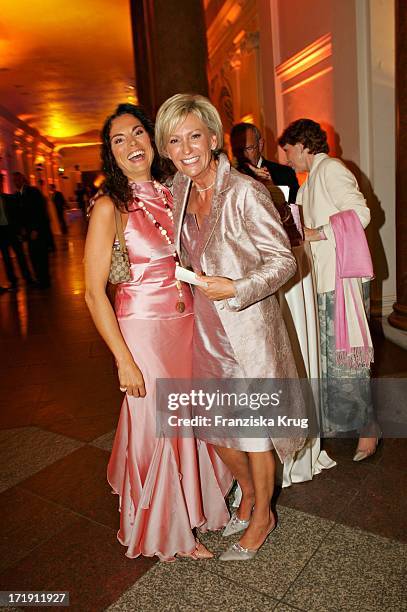 Designerin Anna Von Griesheim Und Sabine Christiansen Bei Der "Innocence In Danger" Gala Im Schloss Charlottenburg In Berlin Am 010705