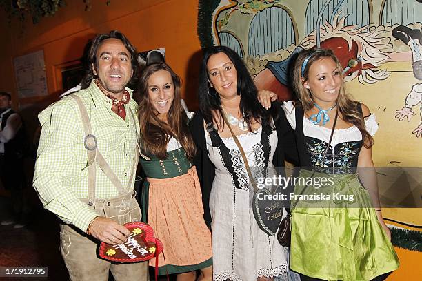 Dieter Landuris Und Ehefrau Natascha Mit Tochter Isabella Und Fanny Im Hippodrom Nach Dem Anstich Auf Dem Oktoberfest In München Am 180910