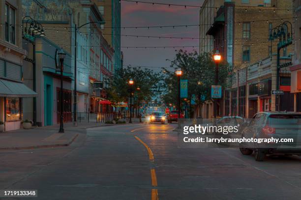 walnut street at night - ミズーリ州スプリングフィールド ストックフォトと画像