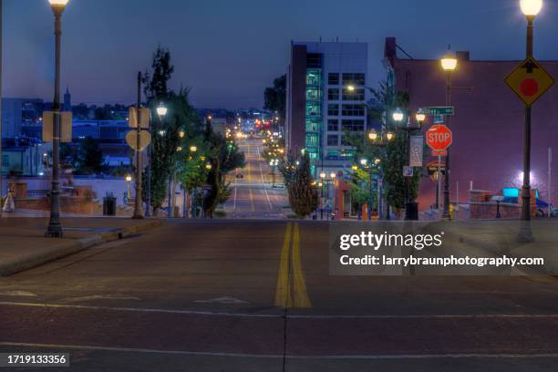 park central north at night. - springfield missouri photos et images de collection