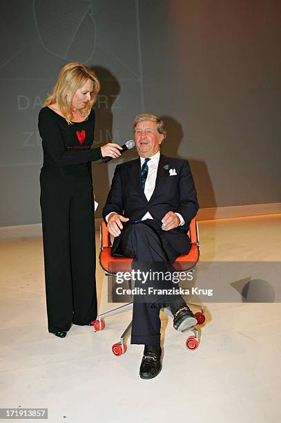 Eva Herman Und Albert Darboven, Der Einen Der Hauptpreise, Den Neusten Bürostuhl Von Haddi Terani, Gewinnt Bei Der Benefizgala "Das Herz Im Zentrum"...