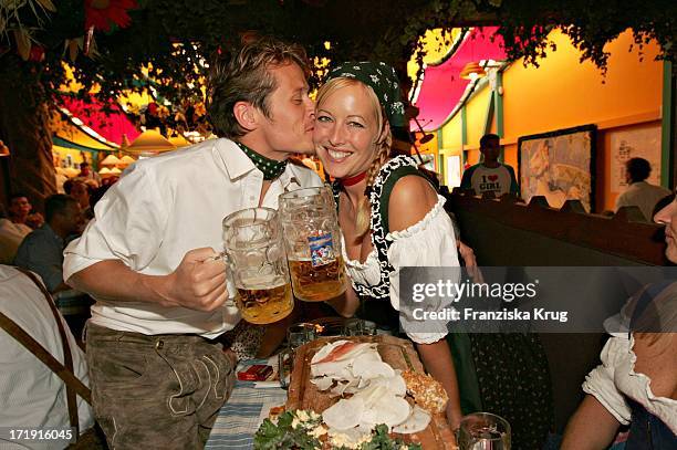 Roman Knizka Und Freundin Stefannie Mensing Am Rande Von "Cooking For Friends" Im Hippodrom Auf Dem Oktoberfest In München Am 180904 .