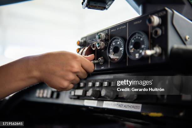 weibliche flugzeugtechnikerin - flugzeugmechaniker stock-fotos und bilder