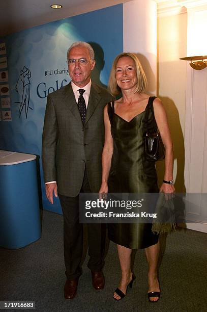 Fc Bayern Präsident Franz Beckenbauer Und Ehefrau Sybille Laden Zum Empfang Zum "Rbu Charity Golf Cup 2001" In Hamburg Am 130501