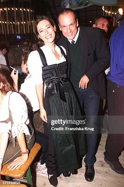 Sabine Sauer und Freund Dr. Alexander Paquet Feiern Auf Dem Oktoberfest In München .