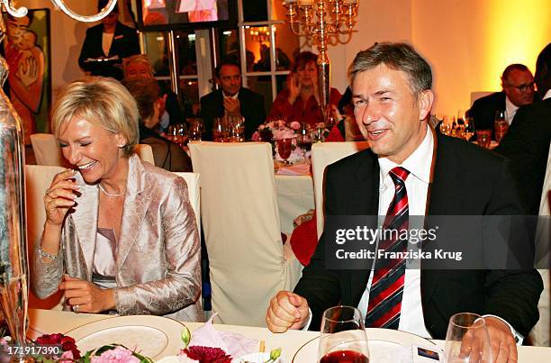 Sabine Christiansen Und Bürgermeister Klaus Wowereit Bei Der "Innocence In Danger" Gala Im Schloss Charlottenburg In Berlin Am 010705