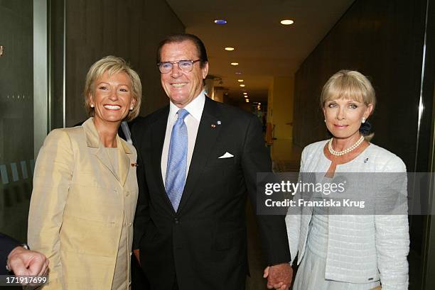 Sabine Christiansen, Roger Moore Und Ehefrau Kiki Beim Grossen Festakt "50 Jahre Unicef" Im Haus Der Kulturen In Berlin