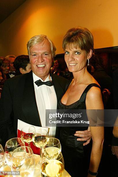 Frank Wössner Und Seine Ehefrau Anna Bei Der 10. Festlichen Operngala Für Die Deutsche Aids-Stiftung In Der Deutschen Oper Berlin Am 081103