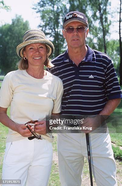 Franz Beckenbauer und Ehefrau Sybille Beim "Rbu Charity Golf Cup 2001" In Hamburg