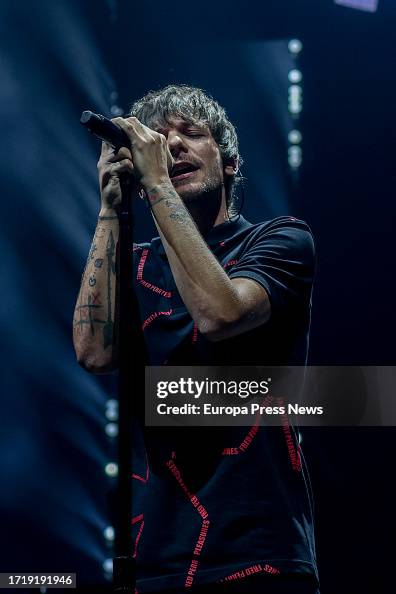 Louis Singer Singer Louis Tomlinson during a performance at the Wizink Center on ...