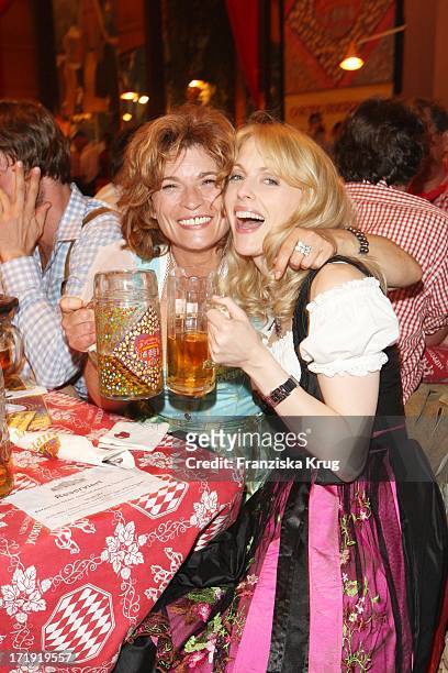 Gabrielle Scharnitzky Und Natalie Alison Beim "Bavaria Film Stammtisch" Im Hippodrom Beim Oktoberfest In München