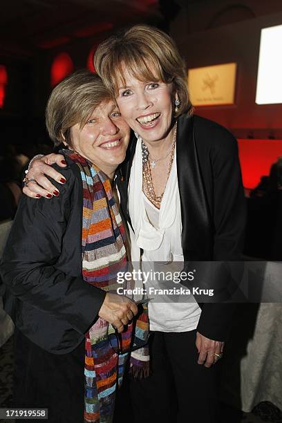 Stephanie Czerny Und Dr. Christa Maar Bei Der Verleihung Des Felix Burda Awards Im Hotel Adlon Kempinski In Berlin .