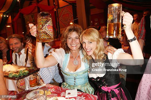 Gabrielle Scharnitzky Und Natalie Alison Beim "Bavaria Film Stammtisch" Im Hippodrom Beim Oktoberfest In München